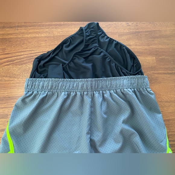 Womens Xersion shorts, size medium - Picture 4 of 6